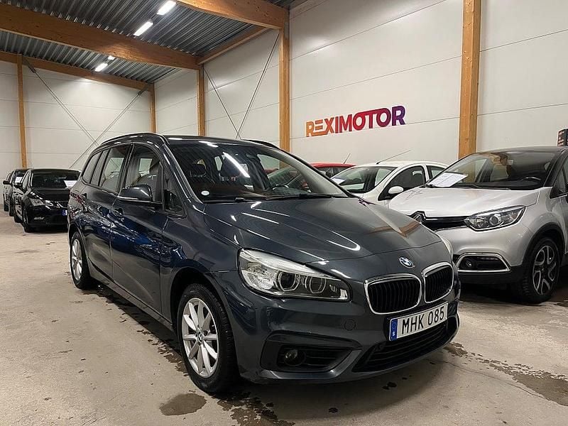 Grå Begagnad 2016 BMW 218 Gran Tourer Advantage Minibuss | 109 900 kr (Marknadspris) - Bild 1/4