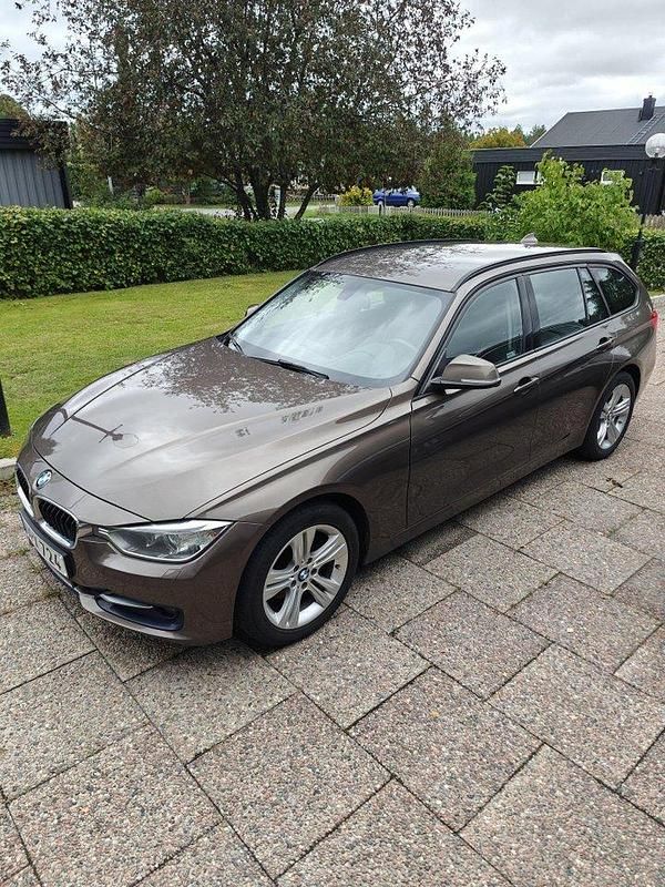 Brun Begagnad 2015 BMW 320 Sport Line Kombi | 110 000 kr (Marknadspris) - Bild 1/4