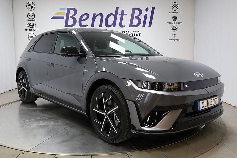 Grå Ny 2025 Hyundai Ioniq 5 N Line SUV | 598 900 kr (Marknadspris) - Bild 1/2