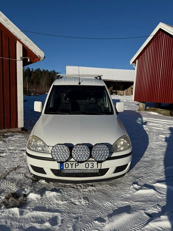 Begagnad Opel Combo 75 HK (55 kW) 2011 Van
