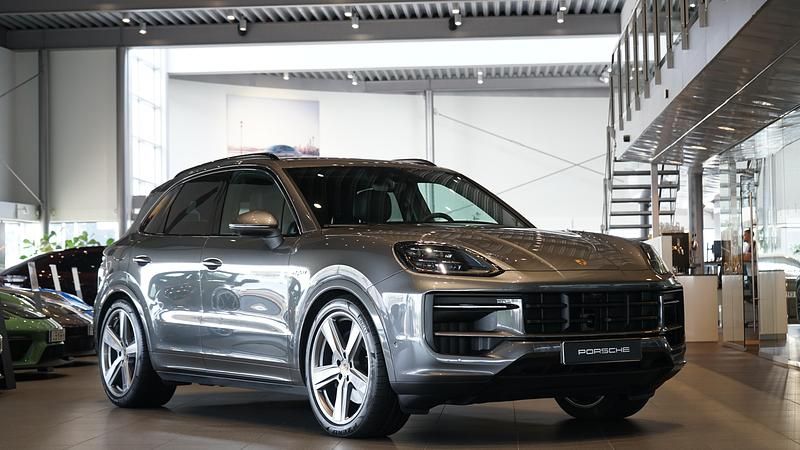 Begagnad Porsche Cayenne 476 HK (350 kW) 2024 Grå SUV