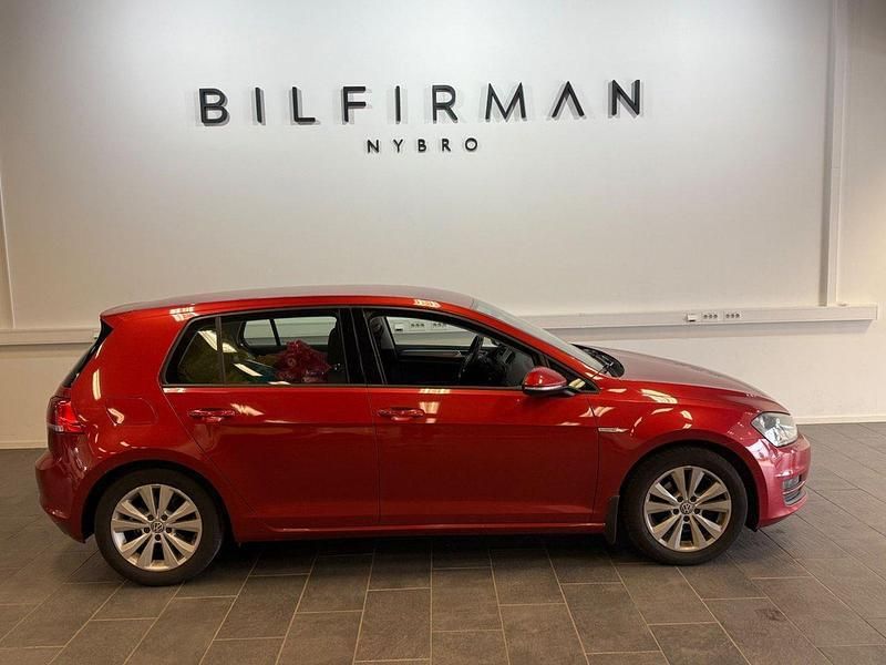 Röd Begagnad 2016 VW Golf VII Halvkombi | 119 900 kr (Marknadspris) - Bild 1/4