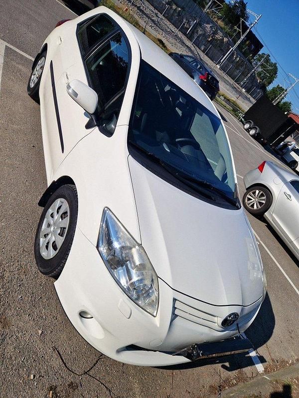Vit Begagnad 2010 Toyota Auris Plus Halvkombi | 48 000 kr (Marknadspris) - Bild 1/4
