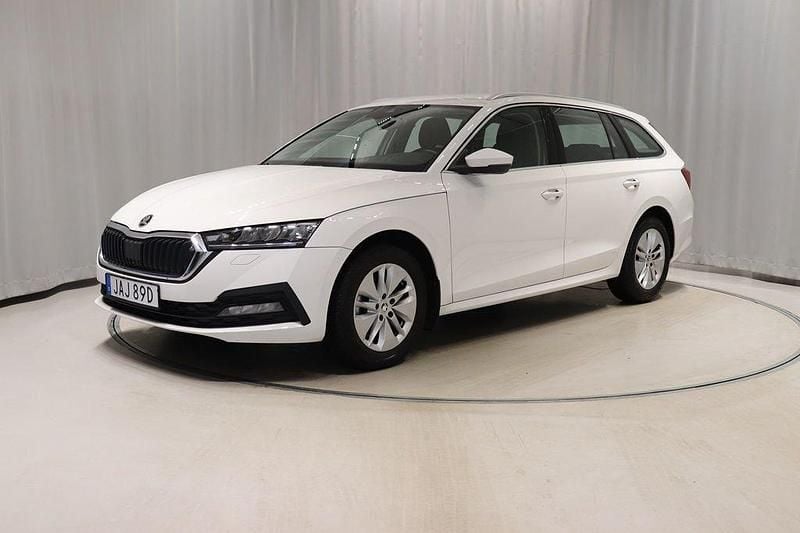 Vit (candy white) Begagnad 2023 Skoda Octavia Kombi | 264 900 kr (Marknadspris) - Bild 1/4