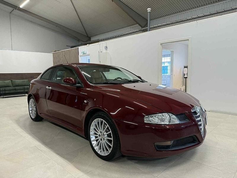 Röd Begagnad 2005 Alfa Romeo GT Distinctive Sportkupé | 59 900 kr - Bild 1/4