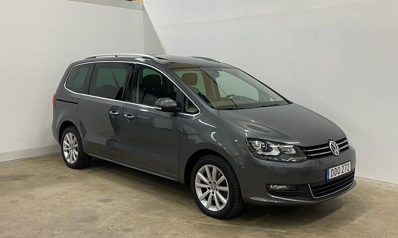 Mörkgrå (grå) Begagnad 2018 VW Sharan Minibuss | 269 900 kr (Lite dyr) - Bild 1/4