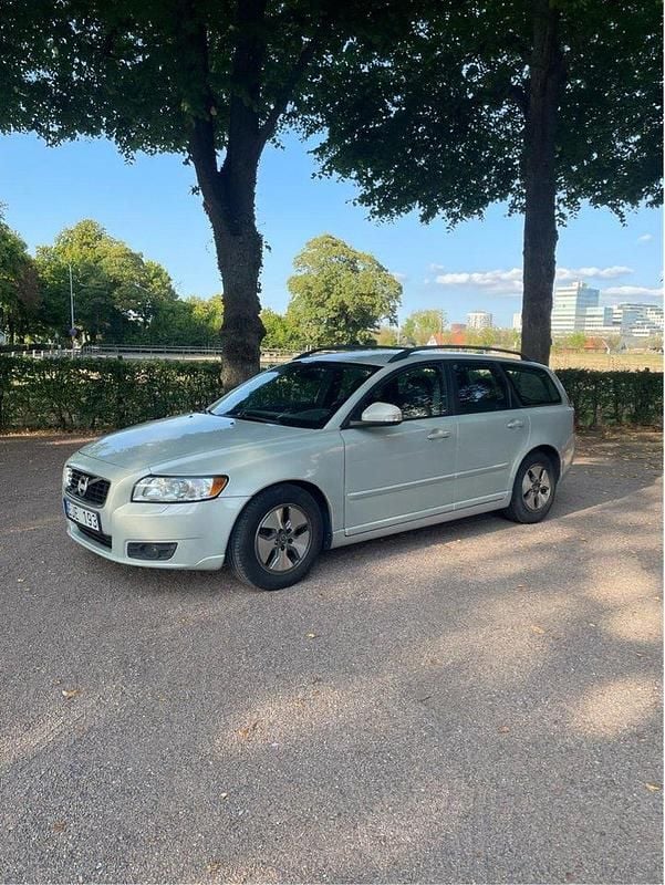 Vit Begagnad 2011 Volvo V50 Momentum Kombi | 56 000 kr (Marknadspris) - Bild 1/4
