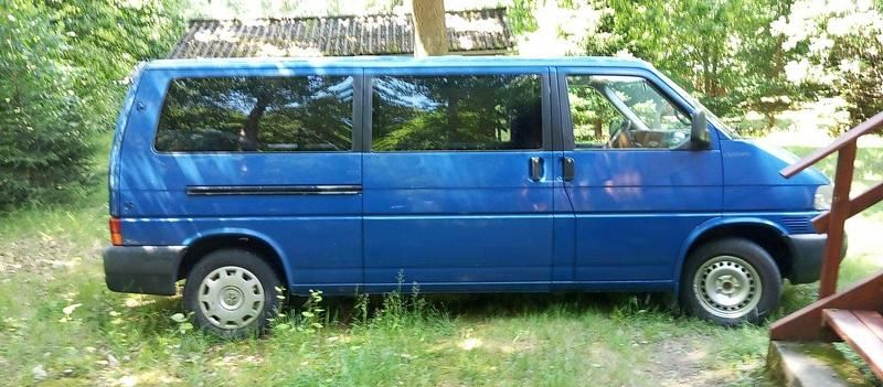 Blå Begagnad 2001 VW Caravelle Minibuss | 35 000 kr (Marknadspris) - Bild 1/4