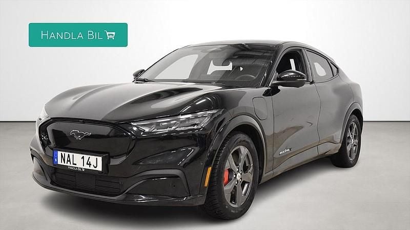 Svart Begagnad 2021 Ford Mustang Mach-E SUV | 339 900 kr (Marknadspris) - Bild 1/4