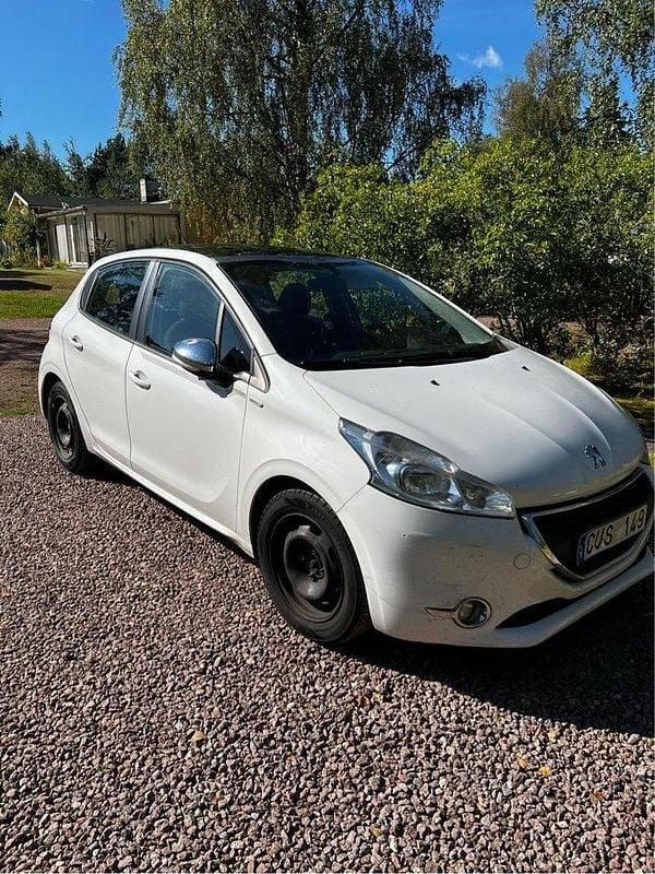 Vit Begagnad 2013 Peugeot 208 Halvkombi | 40 000 kr (Marknadspris) - Bild 1/4