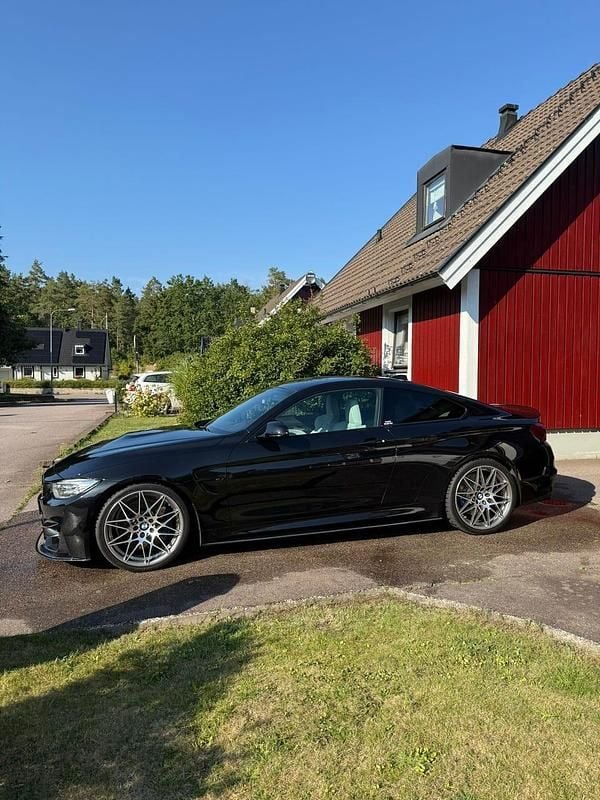 Sapphire black Begagnad 2016 BMW M4 Competition Edition Sportkupé | 625 000 kr - Bild 1/4