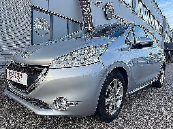 Ljusgrå (grå) Begagnad 2015 Peugeot 208 Halvkombi | 54 999 kr - Bild 1/4