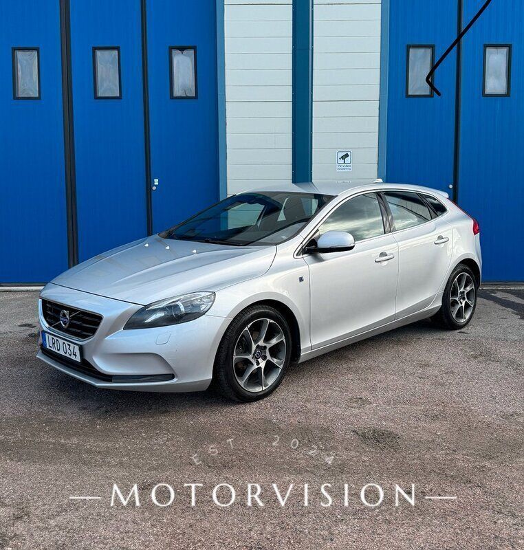 Silver Begagnad 2014 Volvo V40 Momentum Kombi | 99 000 kr (Marknadspris) - Bild 1/4