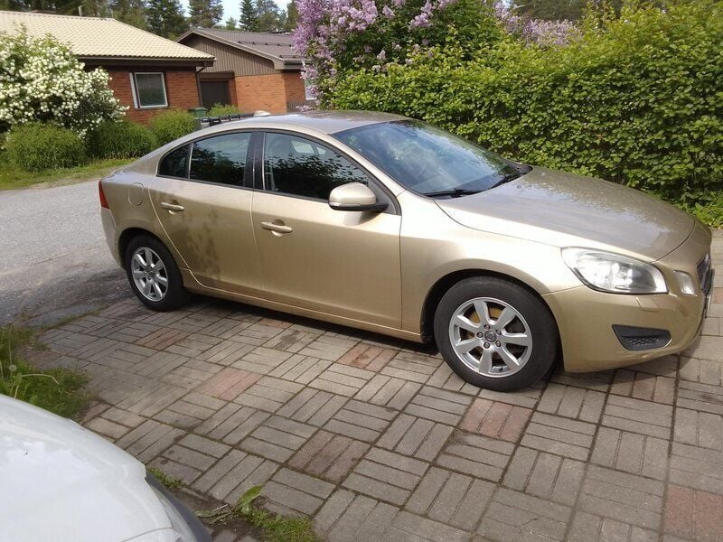 Brun Begagnad 2011 Volvo S60 Kinetic Sedan | 57 000 kr (Bra pris) - Bild 1/4