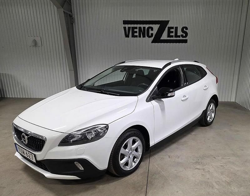 Vit Begagnad 2017 Volvo V40 Halvkombi | 149 000 kr (Marknadspris) - Bild 1/4