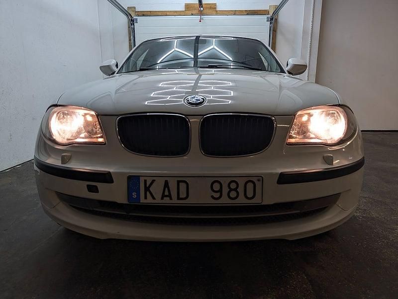 Begagnad BMW 118 Advantage 143 HK (105 kW) 2009 Vit Halvkombi