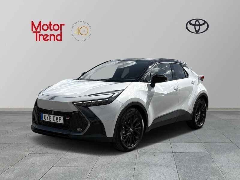 Grå Begagnad 2024 Toyota C-HR Sport SUV | 419 900 kr (Marknadspris) - Bild 1/4