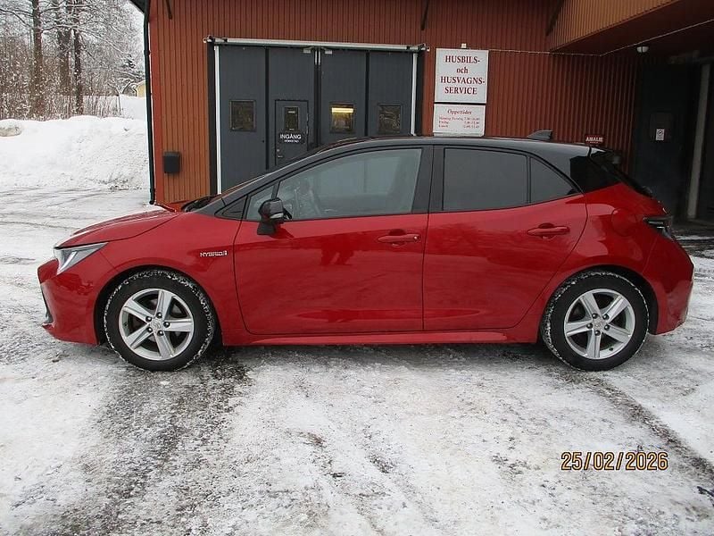 Begagnad Toyota Corolla Hybrid Style 122 HK (89 kW) 2019 Röd Halvkombi