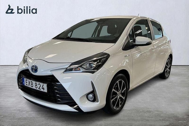 Vit Begagnad 2018 Toyota Yaris Hybrid Touch Halvkombi | 174 900 kr (Marknadspris) - Bild 1/3