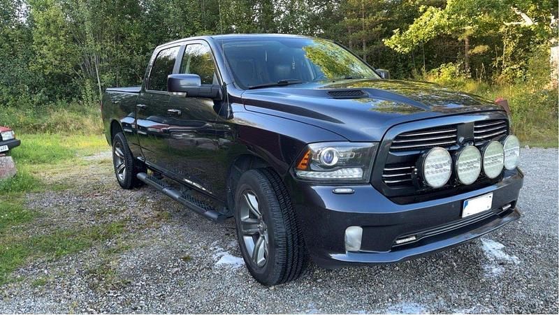 Grå Begagnad 2017 RAM 1500 Pickup | 325 000 kr (Dyr) - Bild 1/4