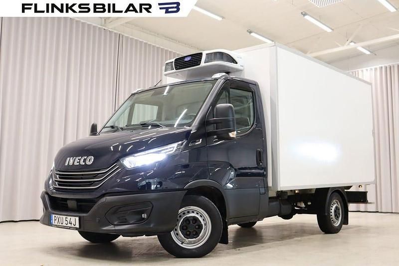 Mörkblå (blå) Begagnad 2023 Iveco Daily Van | 399 875 kr (Marknadspris) - Bild 1/4