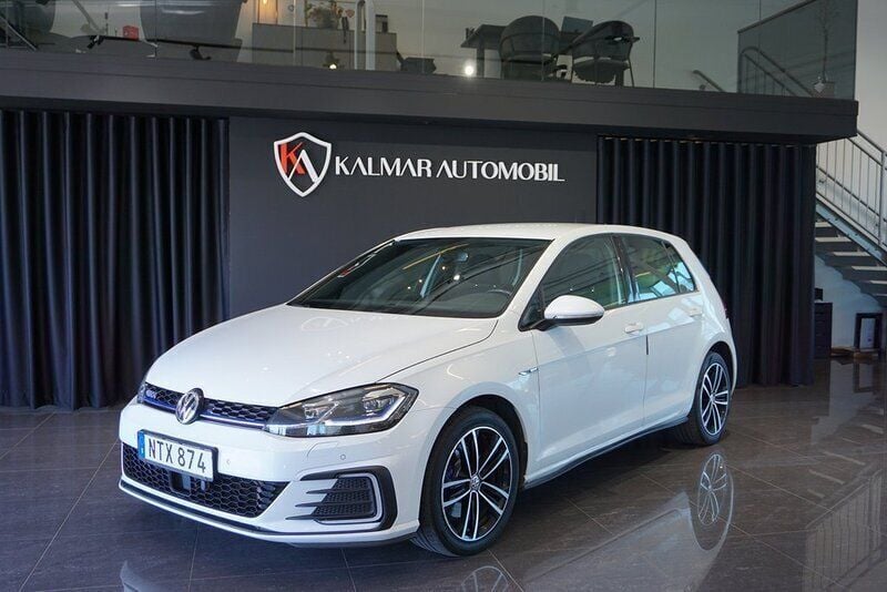 Vit Begagnad 2018 VW Golf VII GTE Halvkombi | 124 900 kr (Bra pris) - Bild 1/4