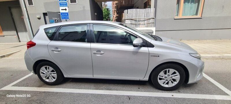 Silver Begagnad 2013 Toyota Auris Hybrid Active Halvkombi | 130 000 kr (Marknadspris) - Bild 1/4
