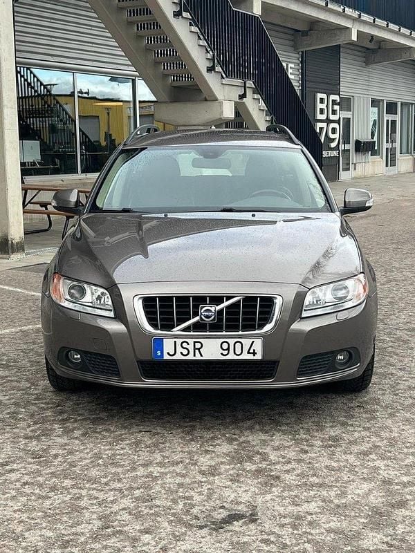 Grå Begagnad 2009 Volvo V70 Momentum Kombi | 52 900 kr (Bra pris) - Bild 1/4