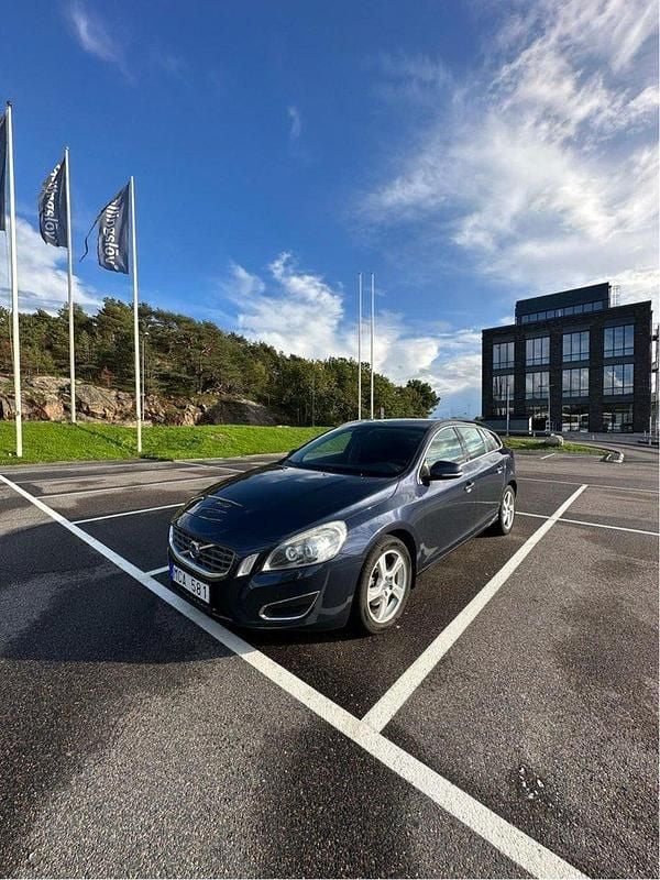 Blå Begagnad 2012 Volvo V60 Momentum Kombi | 60 000 kr (Bra pris) - Bild 1/4