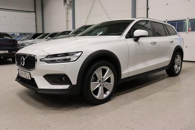 Vit Begagnad 2021 Volvo V60 CC Momentum Kombi | 349 700 kr (Marknadspris) - Bild 1/4