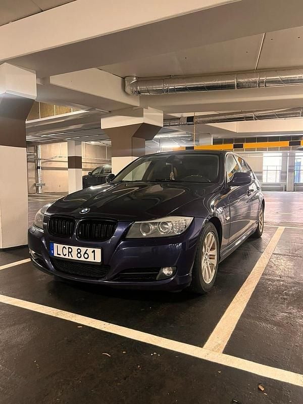 Blå Begagnad 2011 BMW 320 Efficient Dynamics Sedan | 60 000 kr (Marknadspris) - Bild 1/4