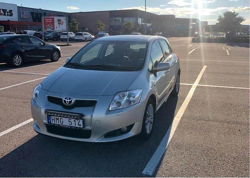 Silver Begagnad 2008 Toyota Auris Halvkombi | 40 000 kr (Bra pris) - Bild 1/4