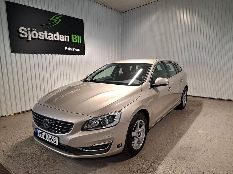 Ljusbrun (brun) Begagnad 2017 Volvo V60 Momentum Kombi | 159 900 kr (Marknadspris) - Bild 1/4