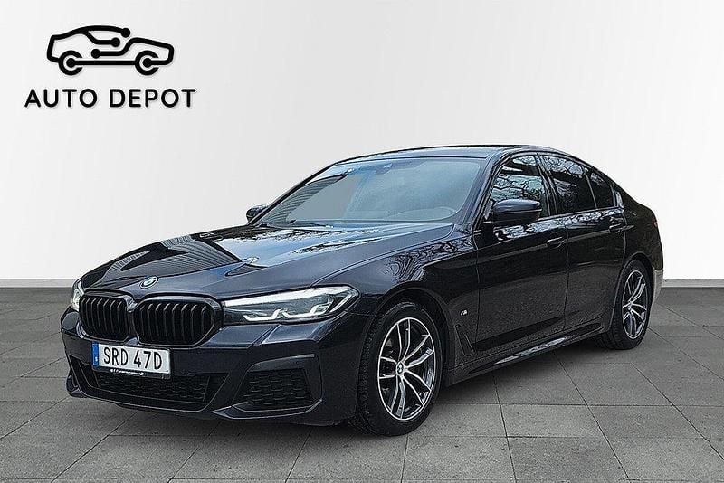Svart Begagnad 2020 BMW 520 M Sport Sedan | 379 000 kr (Lite dyr) - Bild 1/4