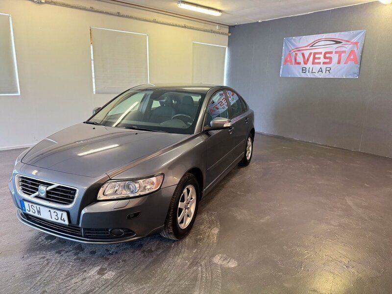 Grå Begagnad 2009 Volvo S40 Momentum Sedan | 53 499 kr (Marknadspris) - Bild 1/4