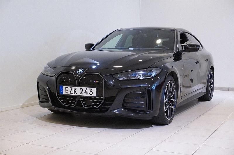 Svart (safirsvart metallic) Begagnad 2022 BMW i4 M Sport Sedan | 569 900 kr (Marknadspris) - Bild 1/4