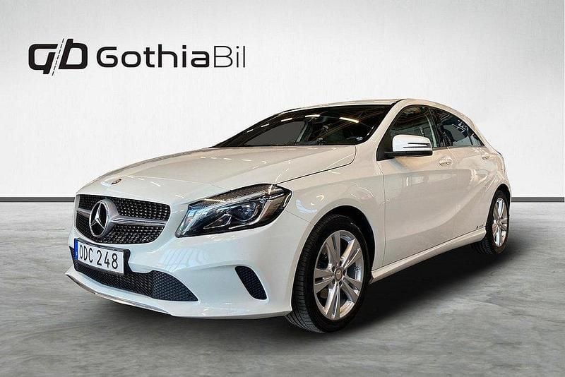 Vit Begagnad 2016 Mercedes A180 Halvkombi | 144 900 kr (Marknadspris) - Bild 1/4