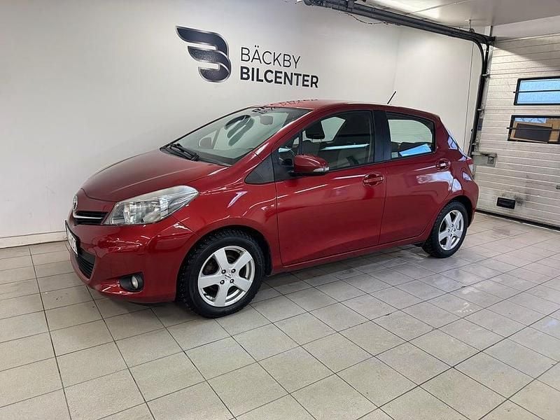 Röd Begagnad 2011 Toyota Yaris Multidrive S Halvkombi | 89 900 kr (Marknadspris) - Bild 1/4