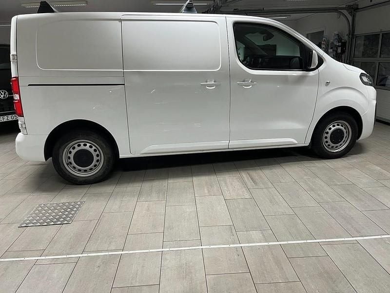 Vit Begagnad 2016 Citroën Jumpy Minibuss | 95 000 kr (Marknadspris) - Bild 1/4