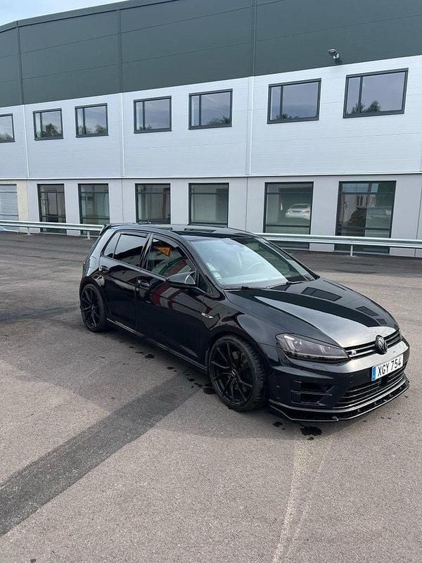 Svart Begagnad 2017 VW Golf VII R Halvkombi | 260 000 kr (Marknadspris) - Bild 1/4