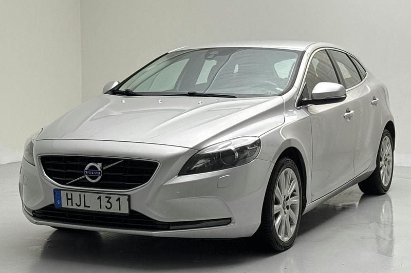 Silver Begagnad 2015 Volvo V40 Momentum Kombi | 65 000 kr (Superpris) - Bild 1/4