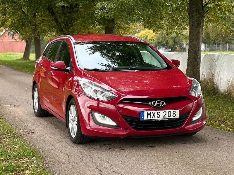 Röd Begagnad 2012 Hyundai i30 Kombi | 39 999 kr (Marknadspris) - Bild 1/4