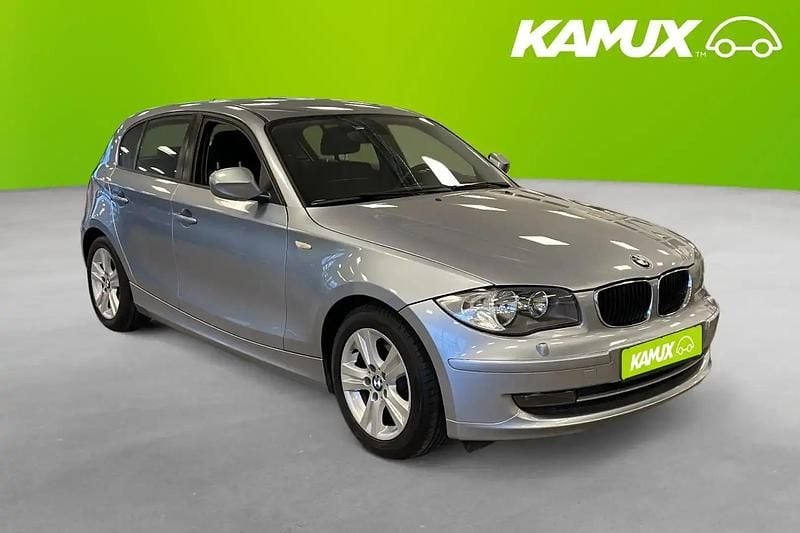 Blå Begagnad 2011 BMW 116 Comfort Edition Halvkombi | 74 900 kr (Marknadspris) - Bild 1/4