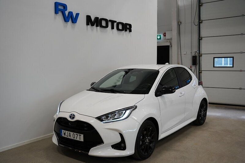 Vit Begagnad 2022 Toyota Yaris Hybrid Style Halvkombi | 218 700 kr (Bra pris) - Bild 1/4