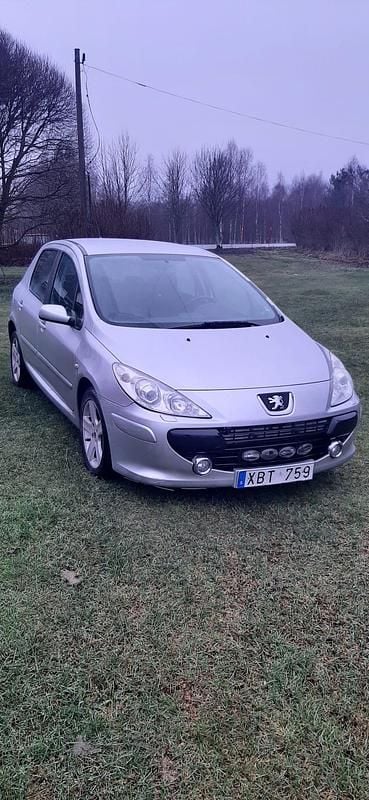 Silver Begagnad 2006 Peugeot 307 Halvkombi | 9 000 kr (Superpris) - Bild 1/4