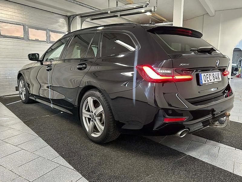 Begagnad BMW 330e Sport Line 184 HK (135 kW) 2020 Svart Kombi
