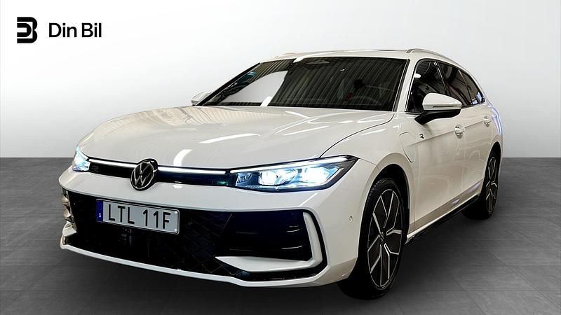 Vit Ny 2026 VW Passat Kombi | 564 600 kr (Marknadspris) - Bild 1/4