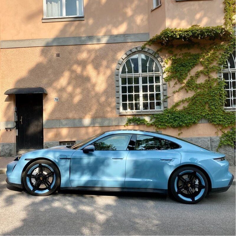 Blå Begagnad 2022 Porsche Taycan Sedan | 780 000 kr (Marknadspris) - Bild 1/4