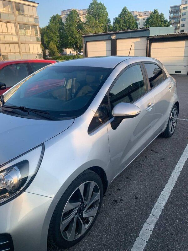 Grå Begagnad 2016 Kia Rio Halvkombi | 84 900 kr (Marknadspris) - Bild 1/4