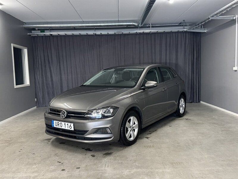 Ljusgrå (grå) Begagnad 2018 VW Polo Halvkombi | 139 900 kr (Marknadspris) - Bild 1/4